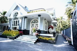 Biệt thự trắng triệu đô của Đoàn Minh Tài tặng bố mẹ tại quê nhà