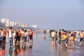 Nắng ấm, du khách chen chân tắm biển ở Sầm Sơn ngày đầu năm 