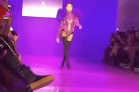 Video: Dẹp hết sang một bên, sân khấu này là của riêng chị