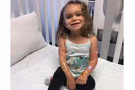 Bệnh hiếm gặp khiến bé gái ngã 100 lần mỗi ngày