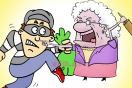 Video: Kẻ cướp gặp bà già 80 và cái kết bất ngờ