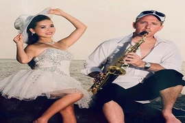 Gặp kỹ sư Mỹ khi đang bưng bê, 4 năm sau có chồng Tây