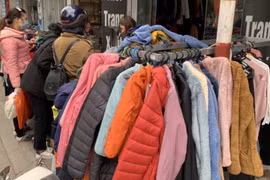 Ba ngày rét đậm bán hết bay 1.000 chiếc áo phao