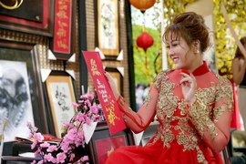 Phi Thanh Vân xuất hiện tình tứ bên trai trẻ sau chồng cũ tự tử