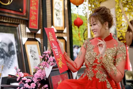 Phi Thanh Vân xuất hiện tình tứ bên trai trẻ sau chồng cũ tự tử