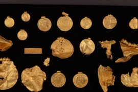 Vớ được miếng kim loại nhăn nhúm, hóa ra là kho báu vàng đắt giá