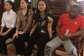 Trai Tây lừa tiền cả chục phụ nữ khóc nức nở tại tòa