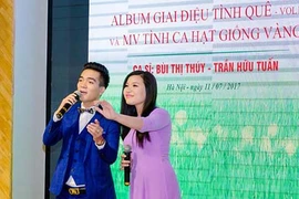Rơi nước mắt với tuổi thơ nghèo khó của học trò Đan Trường, Cẩm Ly