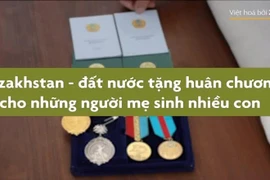 Video: Quốc gia tặng huân chương cho những người sinh nhiều con