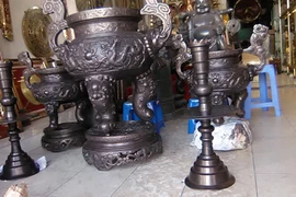 Đồ thờ cũ cuối năm xử lý thế nào để hút tài lộc về?