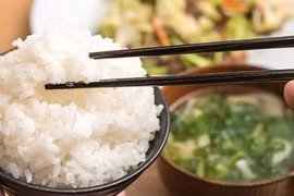 5 sai lầm khi ăn cơm làm rước đủ thứ bệnh vào người