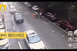 Video: Đánh rơi 50 triệu ngoài đường và hành vi đáng nể của người đi bộ