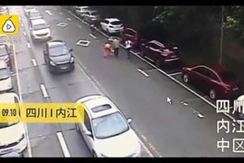 Video: Đánh rơi 50 triệu ngoài đường và hành vi đáng nể của người đi bộ