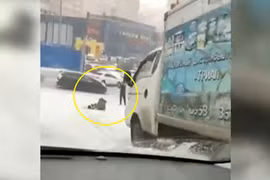 Video: "Soái ca" cứu gái trẻ thoát chết trước mũi xe tải ‘mất kiểm soát’