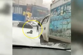 Video: "Soái ca" cứu gái trẻ thoát chết trước mũi xe tải ‘mất kiểm soát’