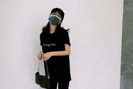 Hòa Minzy khoe vóc dáng sau tin mới sinh con