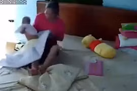 Video: Phẫn nộ cảnh bảo mẫu giật, lắc bé vài tháng tuổi