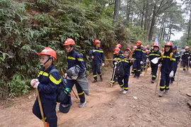 Trẻ em băng rừng, lội suối học cách sinh tồn