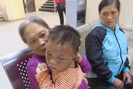 Nghi vấn bố dượng bạo hành con riêng 2 tuổi của vợ phải nhập viện
