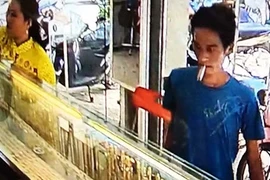 Camera ghi hình chủ tiệm vàng bị gã trai cầm dao đe dọa