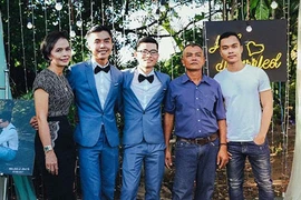 Đám cưới hạnh phúc của cặp đồng tính được gia đình ủng hộ hết mình