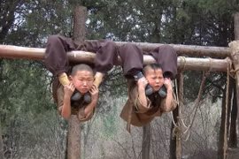 Tiểu hòa thượng treo người lên cây để luyện kung-fu