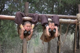 Tiểu hòa thượng treo người lên cây để luyện kung-fu