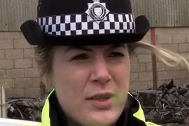Nữ cảnh sát Anh bị lên án vì khoe ảnh du lịch nóng bỏng