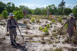 Báo nước ngoài viết về những cô gái rà phá bom mìn tại Quảng Trị