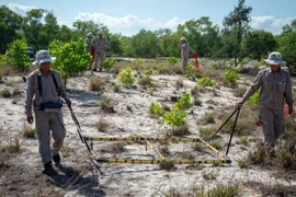 Báo nước ngoài viết về những cô gái rà phá bom mìn tại Quảng Trị