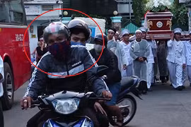 Video: 2 tên cướp chạy xe áp sát, giật máy quay trong đám tang ở Sài Gòn