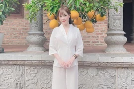 Âu Hà My đăng ảnh nền nã khi lên chùa cầu an