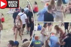 Video: Cô gái ngực trần đánh túi bụi người đàn ông trêu ghẹo