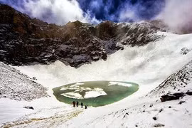 Bí ẩn đáng sợ trong ngôi mộ chứa 800 bộ hài cốt ở độ cao 5029m