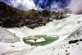 Bí ẩn đáng sợ trong ngôi mộ chứa 800 bộ hài cốt ở độ cao 5029m