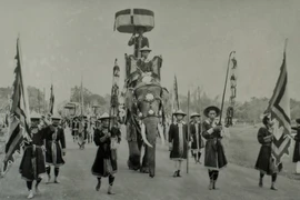 Vua chúa nước Việt: Cưỡi voi, đi ngựa, hay ngồi thuyền?