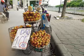 Màn gây lú tinh vi của hàng hoa quả vỉa hè