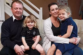 Người mẹ khiến con trai 17 tháng tuổi bị lột da vì bỏng nước sôi