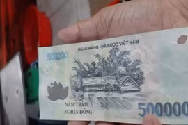 Đi chợ mua hàng bằng... tiền giả