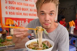 Video: Khách Tây nói gì khi lần đầu thử món bún bò ở TP.HCM?