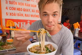 Video: Khách Tây nói gì khi lần đầu thử món bún bò ở TP.HCM?