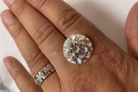 Người phụ nữ "suýt" vứt viên kim cương trị giá 2 triệu bảng Anh