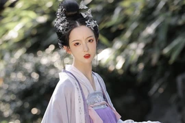 Kỳ lạ đế vương làm ngơ vương phi gian dâm với nhiều người