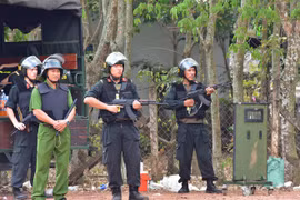 Video: Hàng trăm cảnh sát cùng xe bọc thép vây bắt nghi can bắn người ở Củ Chi