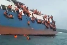 Kinh hoàng cảnh hàng trăm người la hét, cố đu bám vào con phà đang chìm