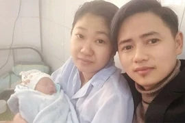 Chồng trẻ xúc động khi chứng kiến quá trình vượt cạn đau đớn của vợ