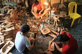 Video: Nghệ nhân 35 năm giữ nghề đục khuôn bánh trung thu cổ truyền