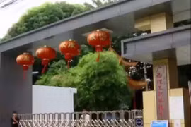 Sinh viên khóc thét vì tiêu thụ 20 thùng xoài mới được nhận bằng tốt nghiệp