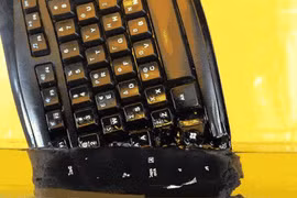 Ngâm bàn phím vào dung dịch tẩy rửa axeton và cái kết bất ngờ