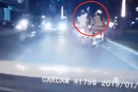 Video: Lướt điện thoại khi chạy xe máy, cô gái bị cướp giật phăng